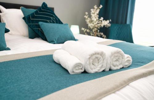 Newport Pagnell House | Milton Keynes 10 beds 5-Bedrooms 14 Sleeper Contractor family holiday Free Parking
