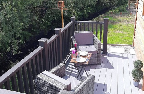 Malltraeth Cabin | Min yr Afon - Cabin - Sleeps 2 - Hot Tub - Parking