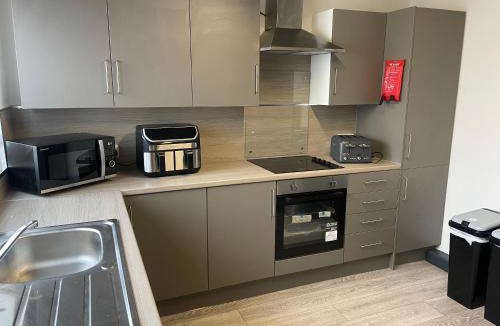 Wingate House | Modern 1 Bed Apartment, King or Twin Beds, Sofa Bed & Free WiFi