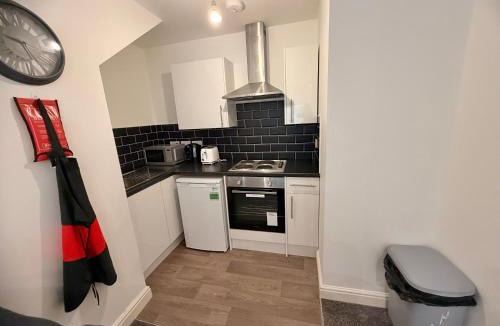 Stoke-on-Trent Apartment | Modern 1-Bed Flat with Workspace and Free Parking
