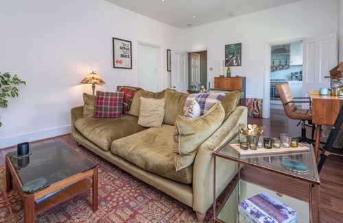Brockley Apartment | Modern 1BDR with Parking and Shared Garden