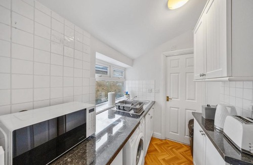 Gravesend Apartment | Modern 1BR - 10 Min Walk to Gravesend Station
