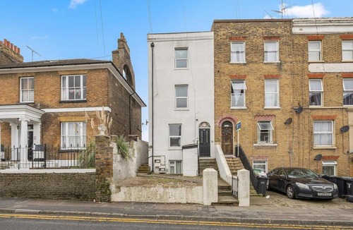 Gravesend Apartment | Modern 1BR - 10 Min Walk to Gravesend Station