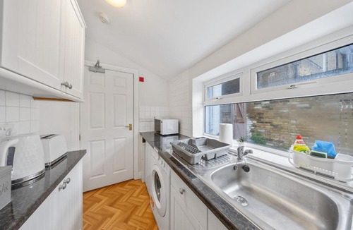 Gravesend Apartment | Modern 1BR - 10 Min Walk to Gravesend Station