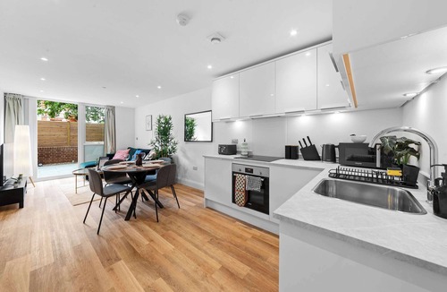 Gravesend Apartment | Modern 1BR Apartment w Patio & Garden in Gravesend