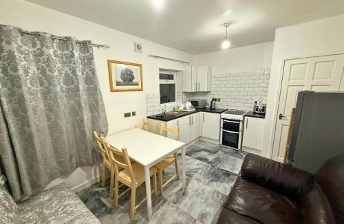 Ashton-under-Lyne Apartment | Modern 2-BDR APT in Ashton-under-Lyne By Kammili Properties Short Lets