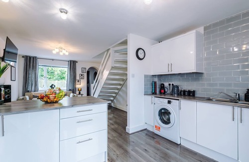 Belle Vue House | Modern 2-Bed Home near Etihad & City Centre