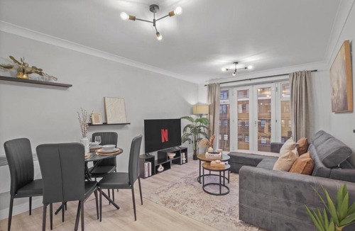 Hemel Hempstead Apartment | Modern 2 Bed Apartment, Secure Parking, Central
