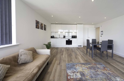 Gravesend Apartment | Modern 2 Bed Apartment in Gravesend w Games Room