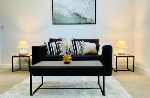 Runnymede Apartment | Modern 2 Bed Apt in Egham High Street, with private parking and Wifi