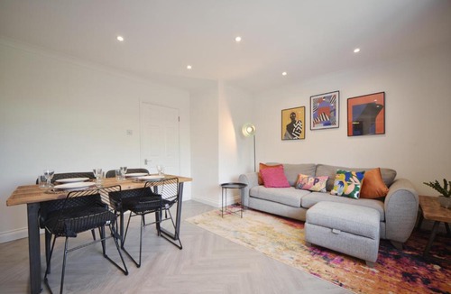 Plaistow and Sundridge Apartment | Modern 2 Bed Bromley Apartment Near Town Centre With Parking