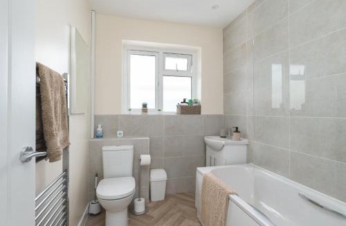 Kettering Apartment | Modern 2 Bed Bungalow - Contractors - Corporate & Relocation - Sleeps 4 - Parking & Fast WiFi