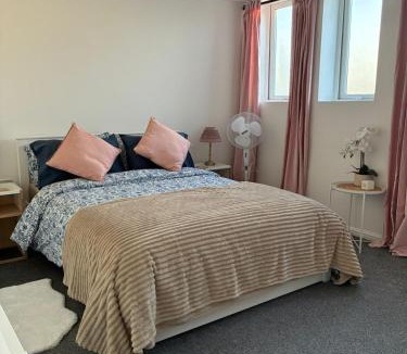 Goole Apartment | Modern 2 bed flat 1 min to station and amenities
