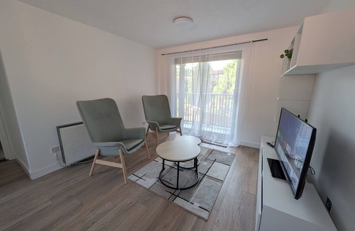 Nottingham Apartment | Modern 2-bed flat near QMC and city centre, with private garage