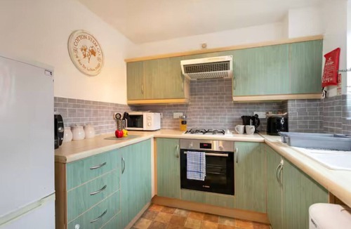 Newark upon Trent House | Modern 2-Bed Stay with Garden & Parking - Pass the Keys
