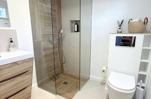 Marlow Apartment | Modern 2 bed w/parking in Marlow