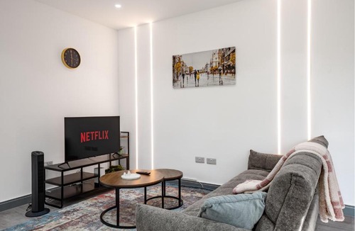 Greenwich Apartment | Modern 2 Bedroom 2 Bathroom Apartment with Sofa bed, Garden, Private Parking - Near Elizabeth Line