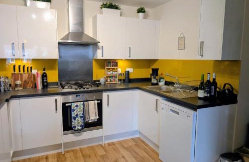 Hersham Apartment | Modern 2 bedroom Flat with Parking Balcony and WiFi