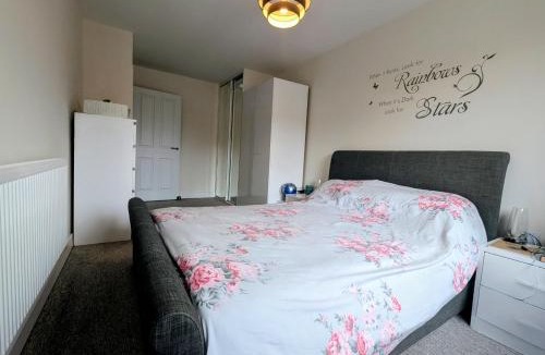 Hersham Apartment | Modern 2 bedroom Flat with Parking Balcony and WiFi