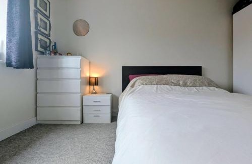 Hersham Apartment | Modern 2 bedroom Flat with Parking Balcony and WiFi