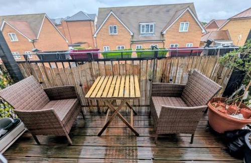 Hersham Apartment | Modern 2 bedroom Flat with Parking Balcony and WiFi