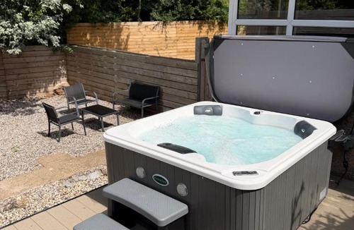 Llanddulas House | Modern 2 Bedroom Private Detached Cottage With HotTub