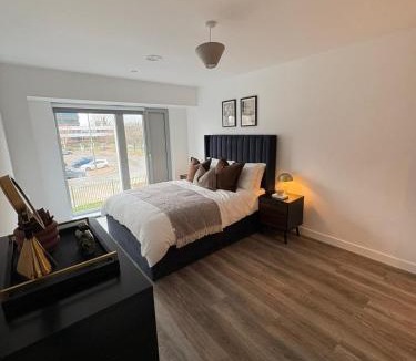 Eccles Apartment | Modern 2BD Apartment In Eccles