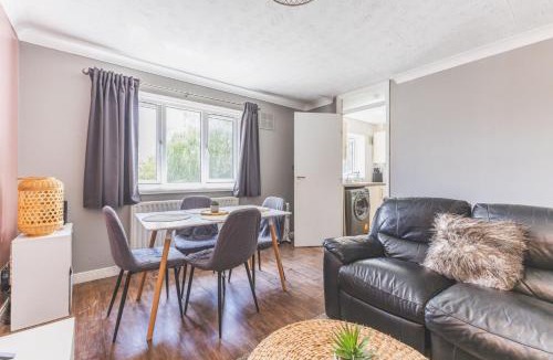 Yiewsley Apartment | Modern 2BDR Flat w Parking Near Heathrow and Tube