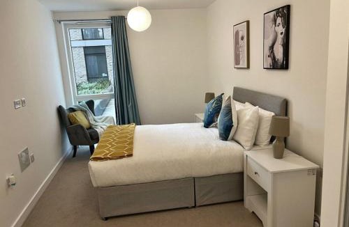 Christchurch Apartment | Modern 2BR Apartment with Balcony & Secure Parking