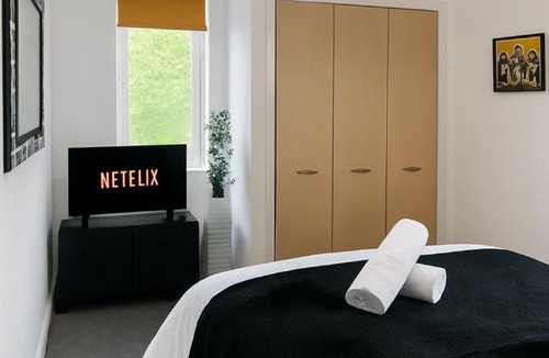 Trafford Apartment | Modern 2BR Aprt Sleeps 6 Parking Pet Welcome