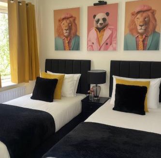 Trafford Apartment | Modern 2BR Aprt Sleeps 6 Parking Pet Welcome