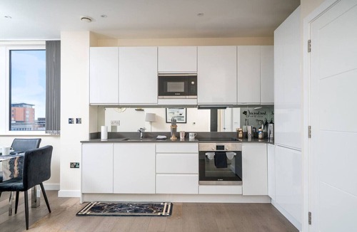 London Borough of Bromley Apartment | Modern 2BR Apt | Top Bromley Location
