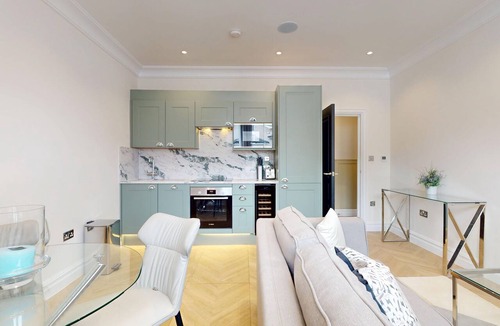 North Richmond Apartment | Modern 2BR Flat-2min walk to Tube/Near Kew