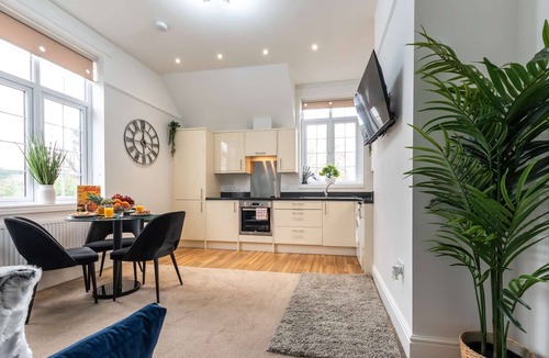 Southampton Apartment | Modern 2BR Gem on Seymour Road!