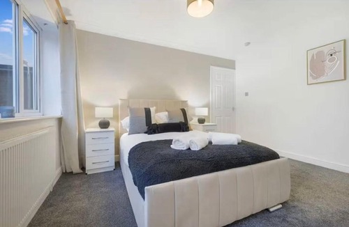 Middlesbrough House | Modern 2BR Middlesbrough Parking