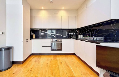Rayleigh Apartment | Modern 3 BDR Penthouse Duplex apartment