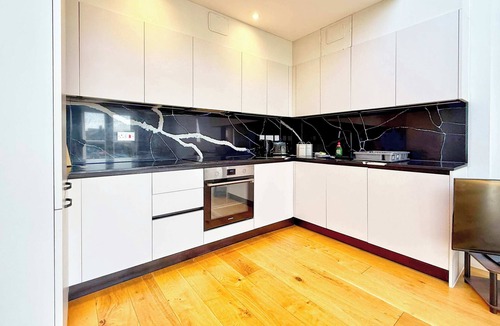 Rayleigh Apartment | Modern 3 BDR Penthouse Duplex apartment