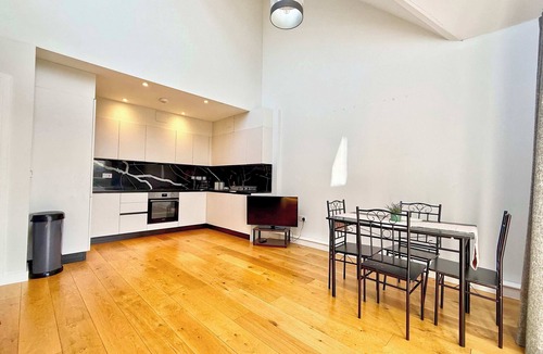 Rayleigh Apartment | Modern 3 BDR Penthouse Duplex apartment