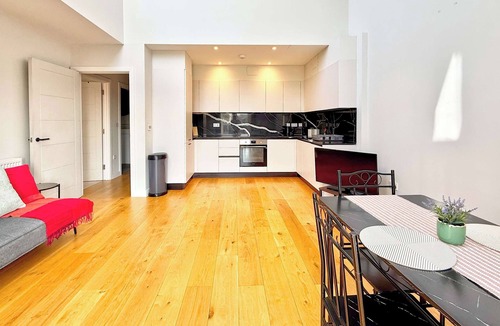 Rayleigh Apartment | Modern 3 BDR Penthouse Duplex apartment