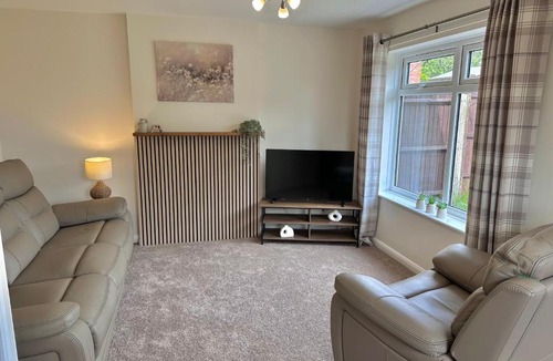 Cradley Apartment | Modern 3 Bed , Contractors & Families , Driveway