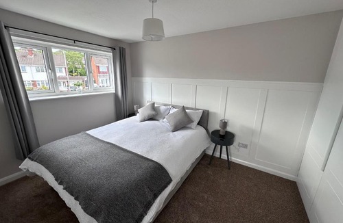 Cradley Apartment | Modern 3 Bed , Contractors & Families , Driveway