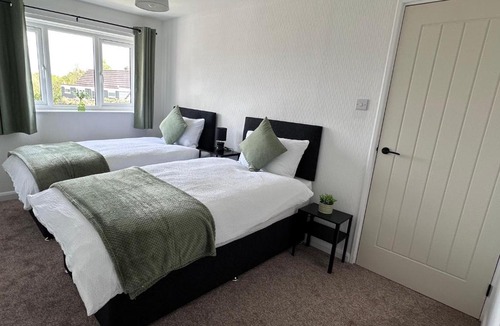 Cradley Apartment | Modern 3 Bed , Contractors & Families , Driveway