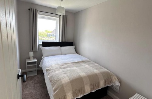Cradley Apartment | Modern 3 Bed , Contractors & Families , Driveway