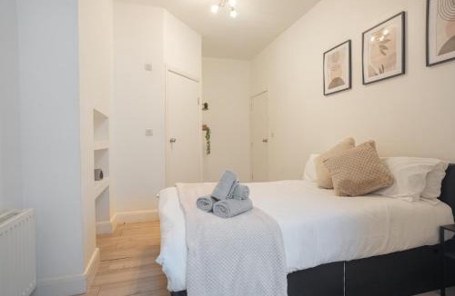 Edgware Apartment | Modern 3 Bed Flat - 3 En-Suites - Parking - near Wembley