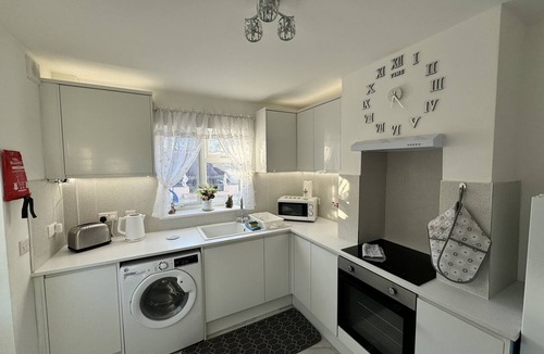Canterbury House | Modern 3-bed Hideaway Near Westgate With Parking