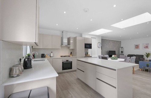 Edgware House | Modern 3 Bedroom, 2.5-Bathroom Home in Edgware