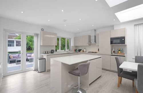 Edgware House | Modern 3 Bedroom, 2.5-Bathroom Home in Edgware