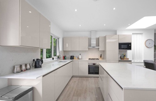 Edgware House | Modern 3 Bedroom, 2.5-Bathroom Home in Edgware