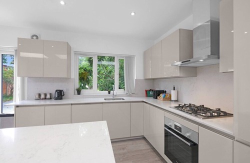 Edgware House | Modern 3 Bedroom, 2.5-Bathroom Home in Edgware