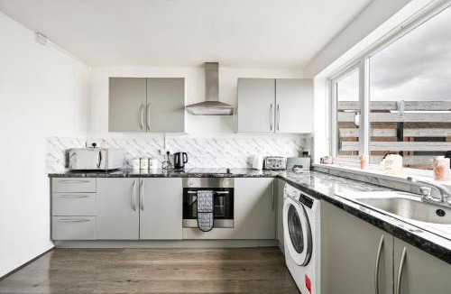 Epping Apartment | Modern 3-Bedroom Maisonnette with Parking in Epping